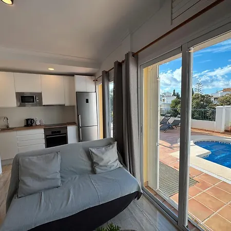 With Private Pool דירה נרחה